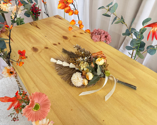 Droogboeket op grafkist met bloemenband