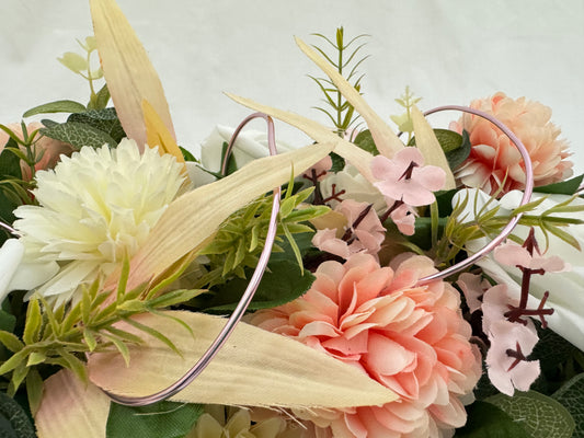 roze rouwbloemen in mand