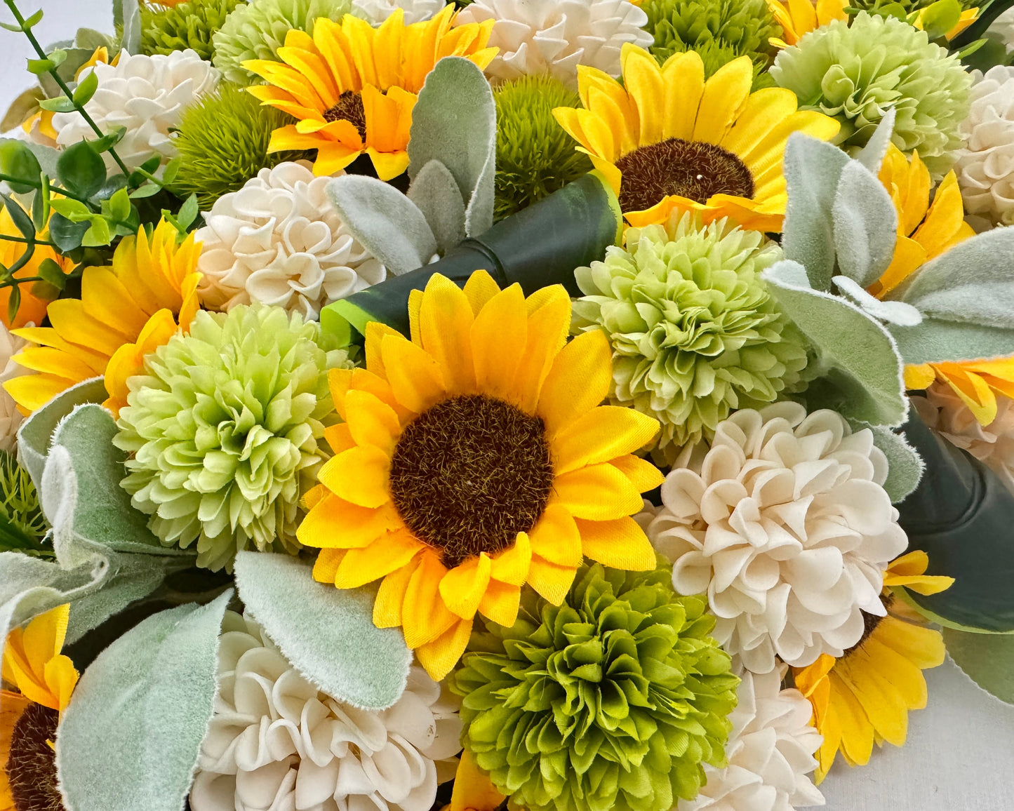 Close up van gele rouwbloemen