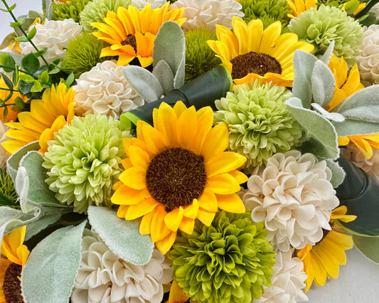 Close up van gele rouwbloemen