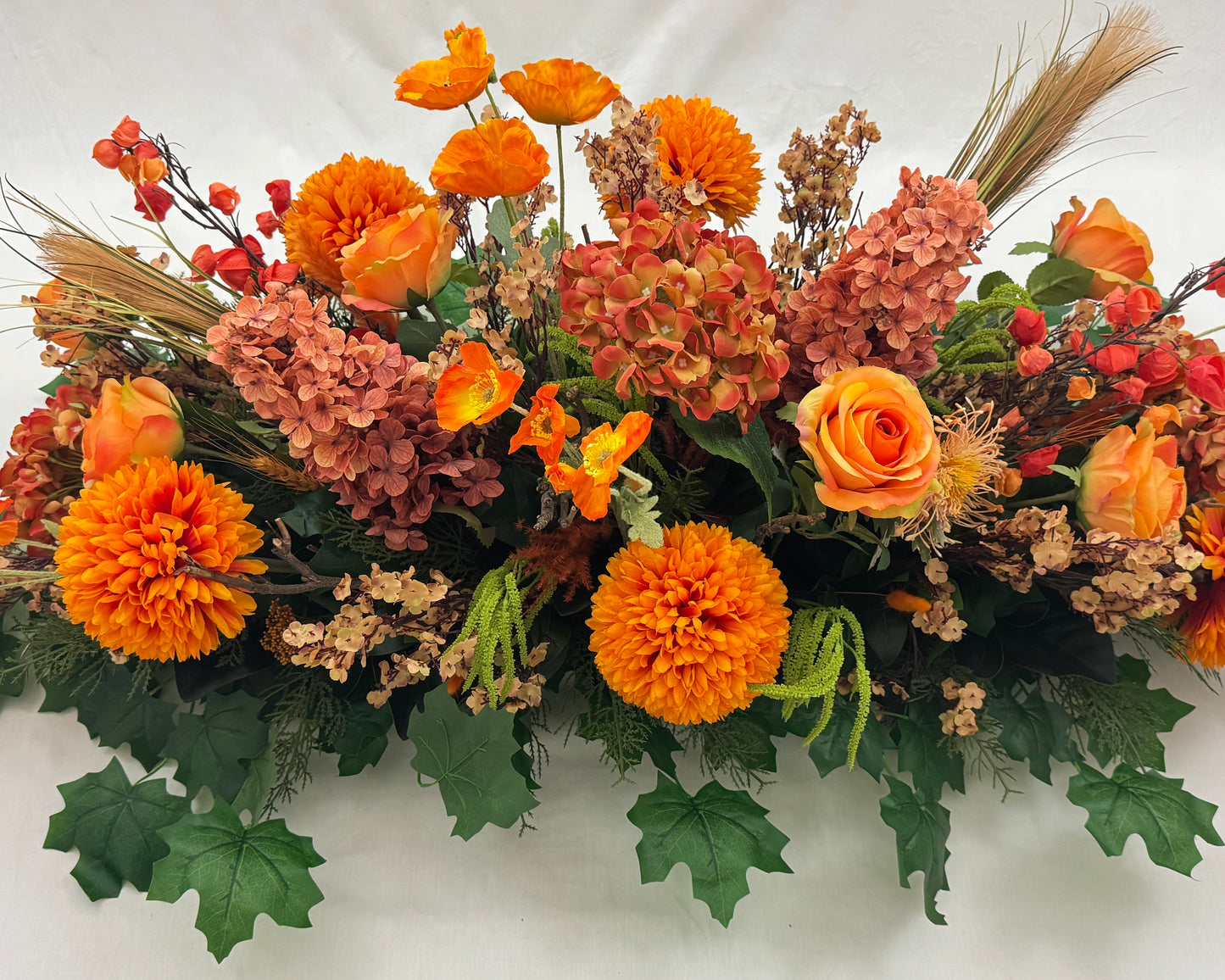 Oranje kiststuk van kunstbloemen