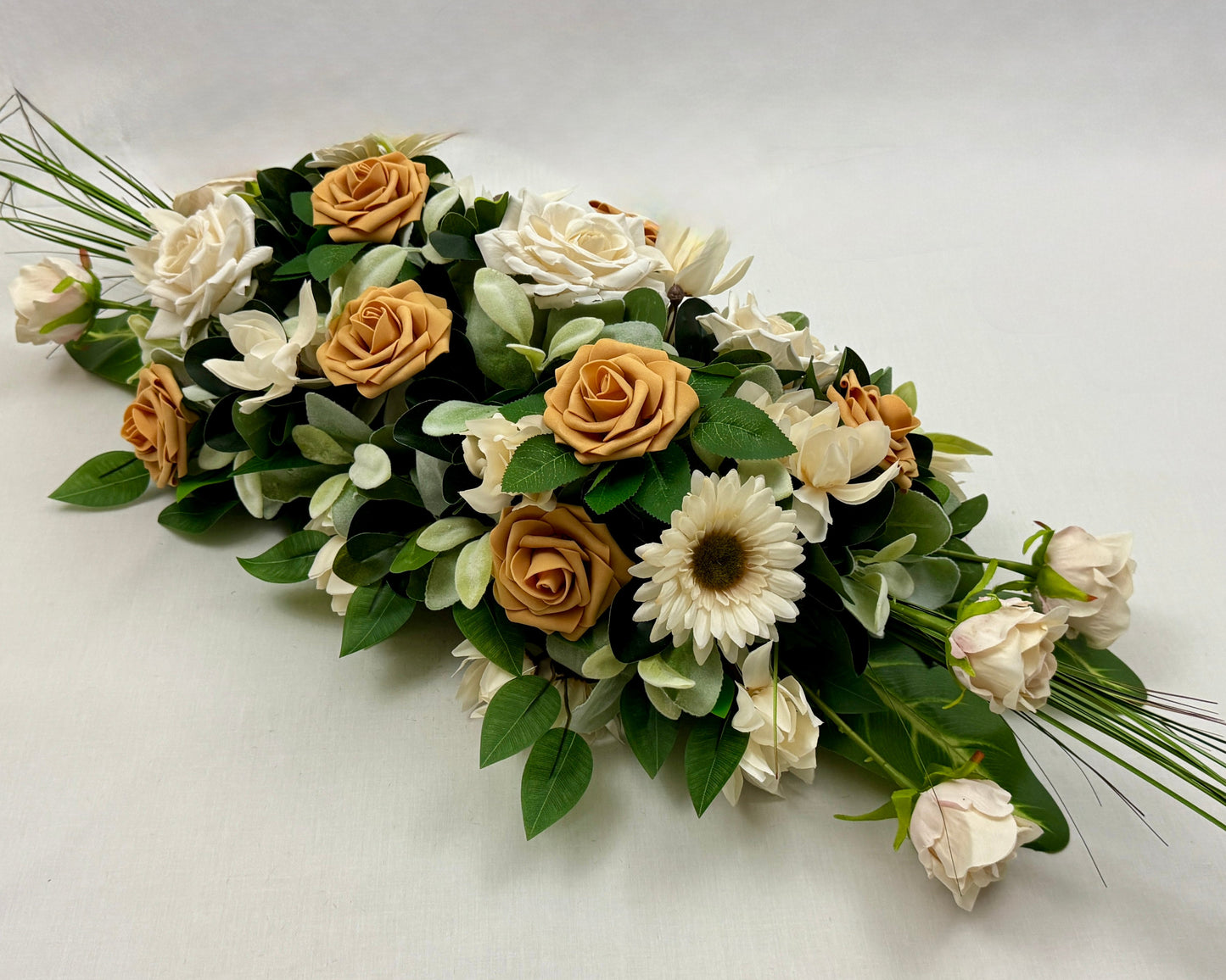 Ivoren kiststuk van zijden bloemen