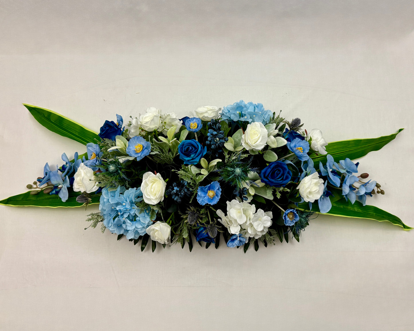 Zijden bloemen blauw op de kist