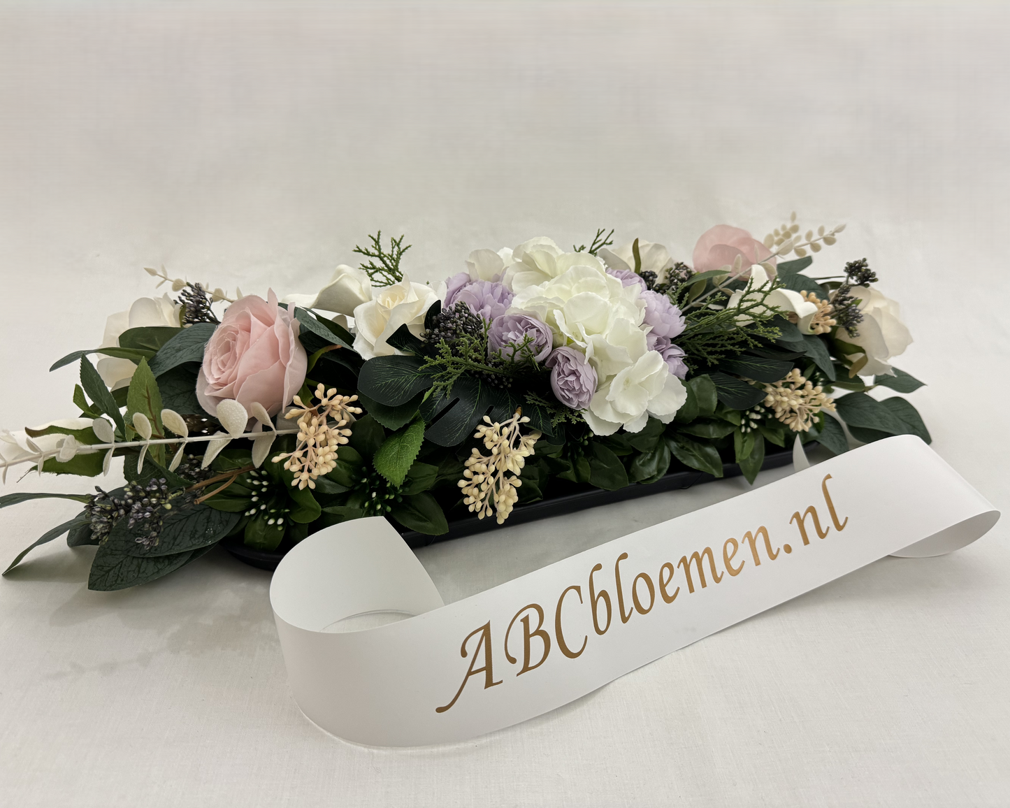 Langwerpig rouwstuk met lint