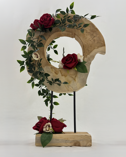 Rouwstuk op houten ornament met rode rozen