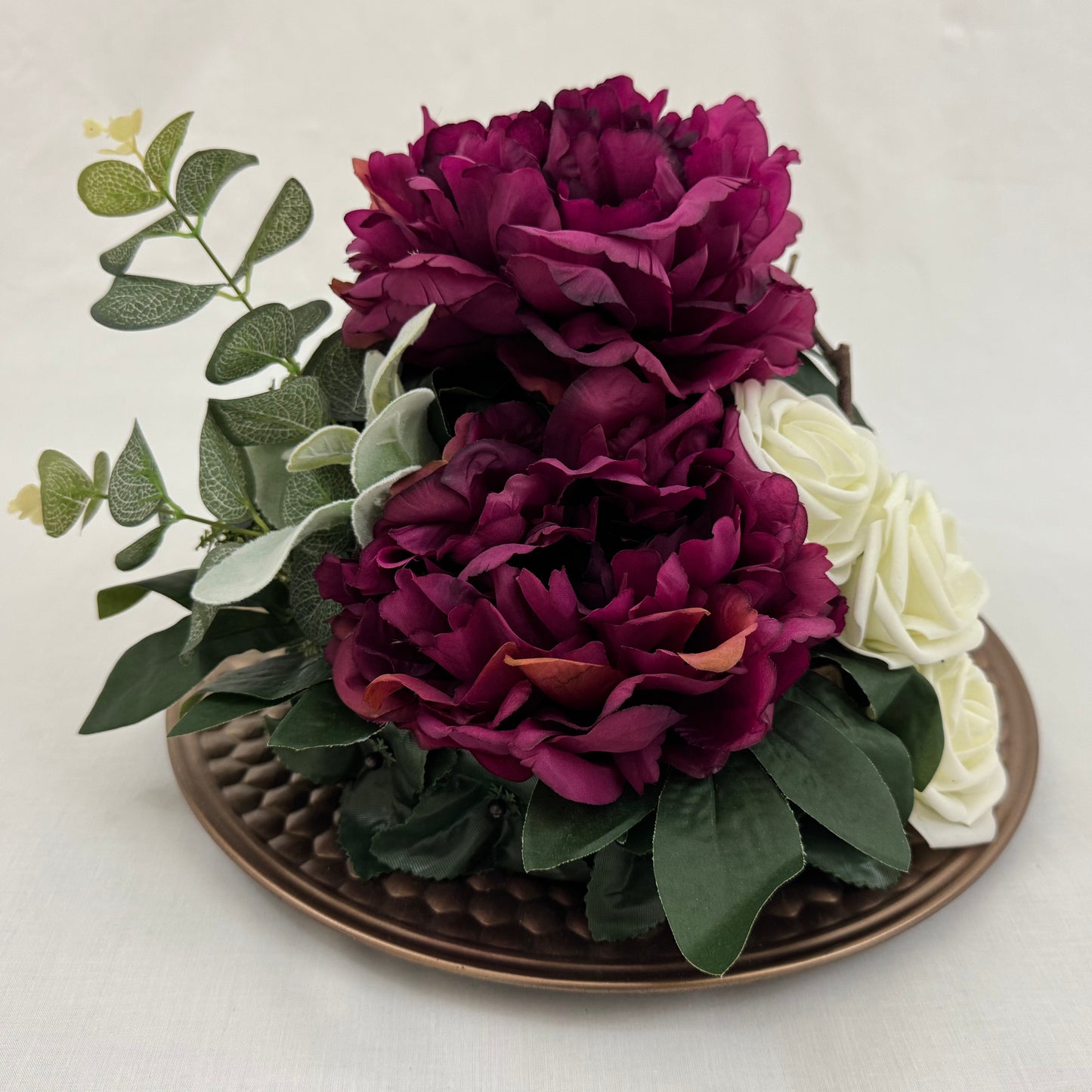 chique rouwstuk met witte rozen