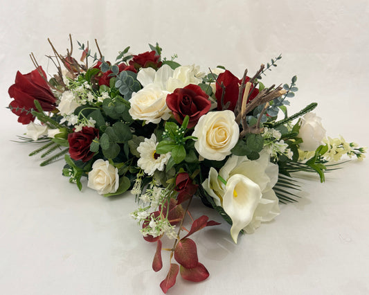 kiststuk met rode en witte bloemen