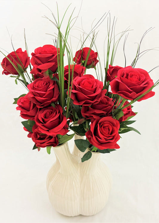 rode rozen in witte vaas