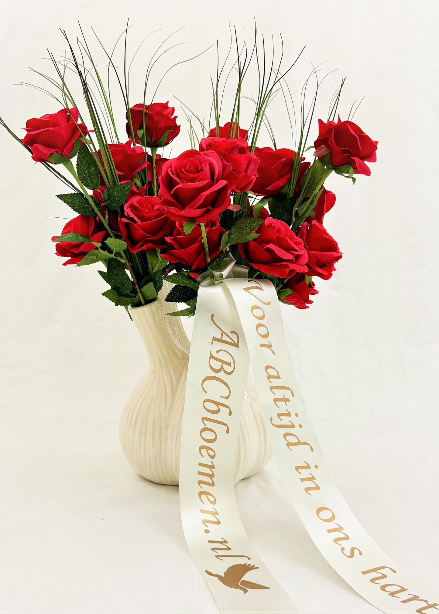 rode rozen in witte vaas uitvaart