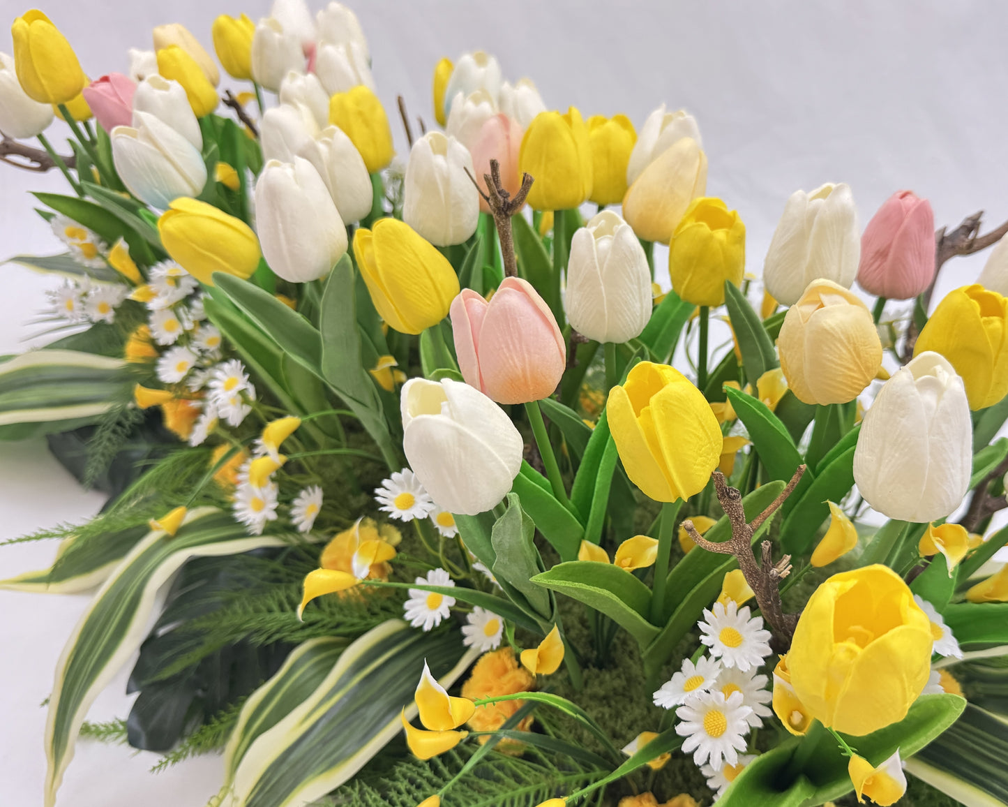 Close-up van rouwstuk met tulpen