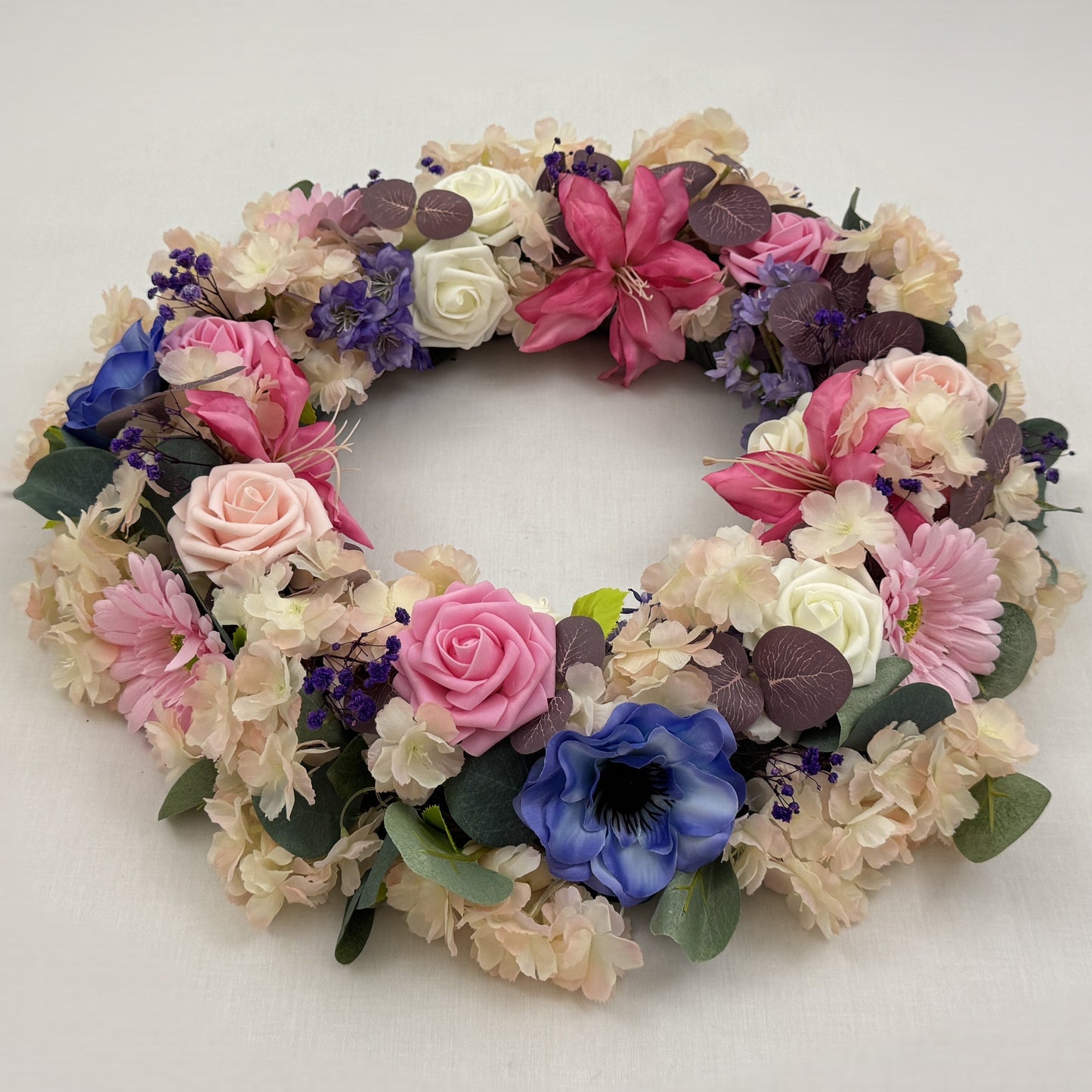 Rouwkrans vanaf voren gezien met mooie bloemen