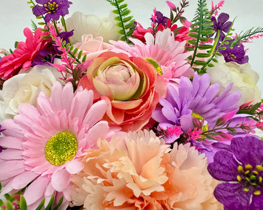 Close up van rouwhart Riyad met roze bloemen