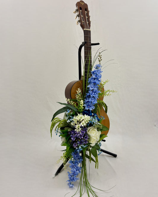Rouwstuk op gitaar met blauwe bloemen