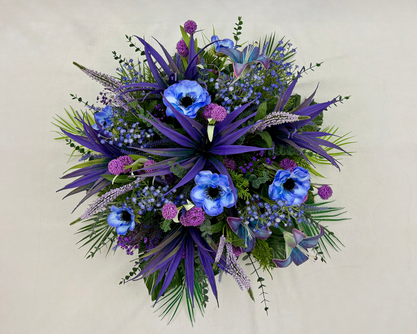 Biedermeier rouwstuk met paarse en blauwe bloemen van boven gezien