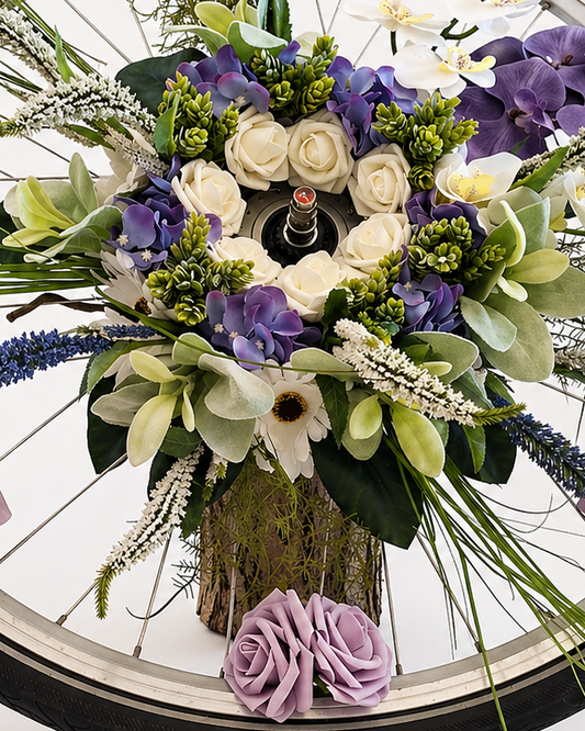Fietswiel met bloemen close up