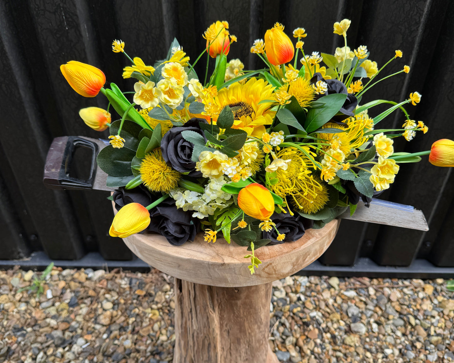 Themarouwtuk van gele en zwarte bloemen op zaag