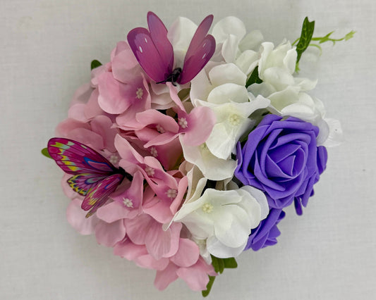 Mini rouwstuk met paarse rozen, hortensia's en vlindertjes van boven gezien