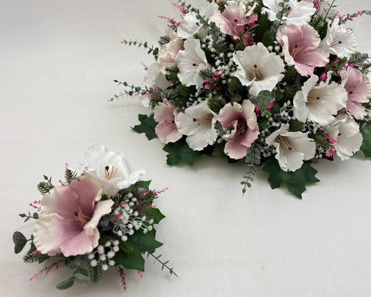 Mini-boeket roze wit met lelies horend bij een grotere biedermeier met dezelfde bloemen