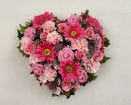 rouwhart van roze bloemen