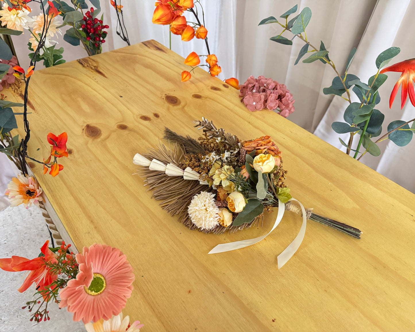 Droogboeket op grafkist met bloemenband