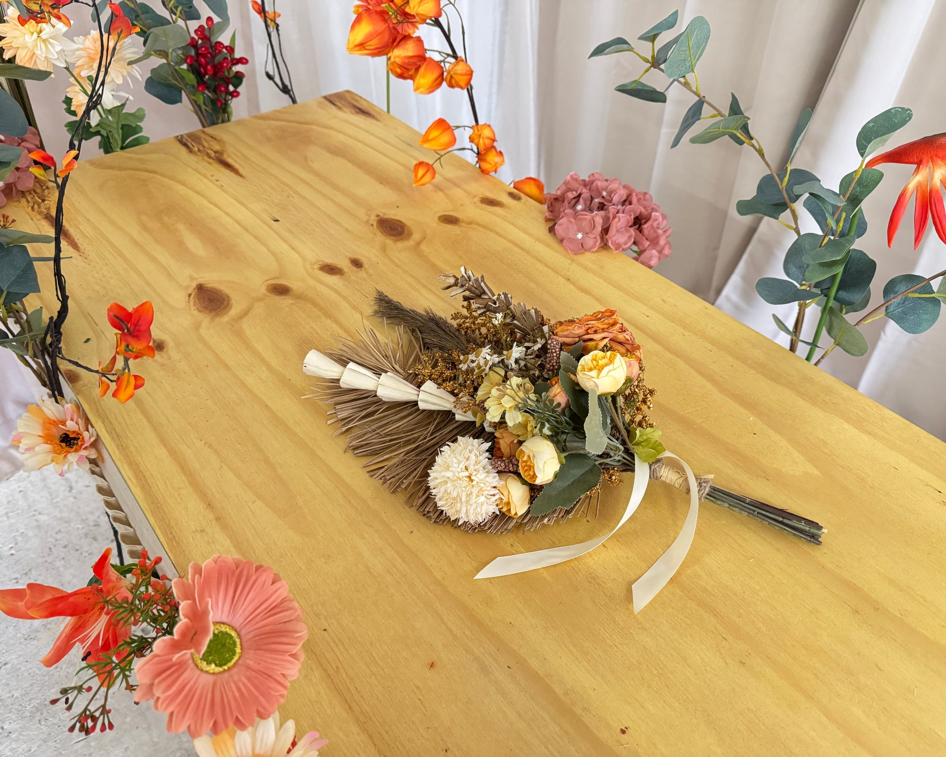 Droogboeket op grafkist met bloemenband