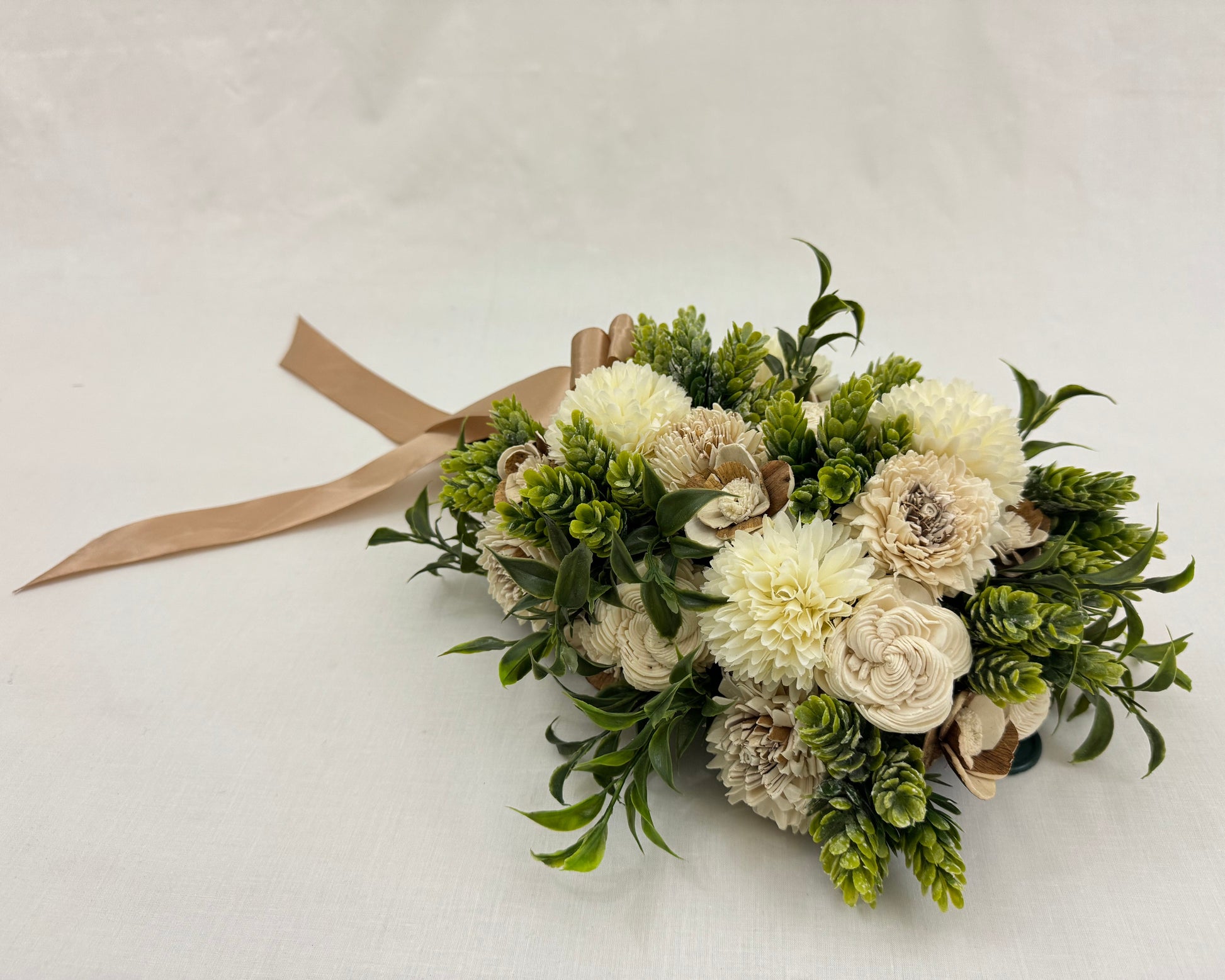 rouwboeket druppelvormig beige