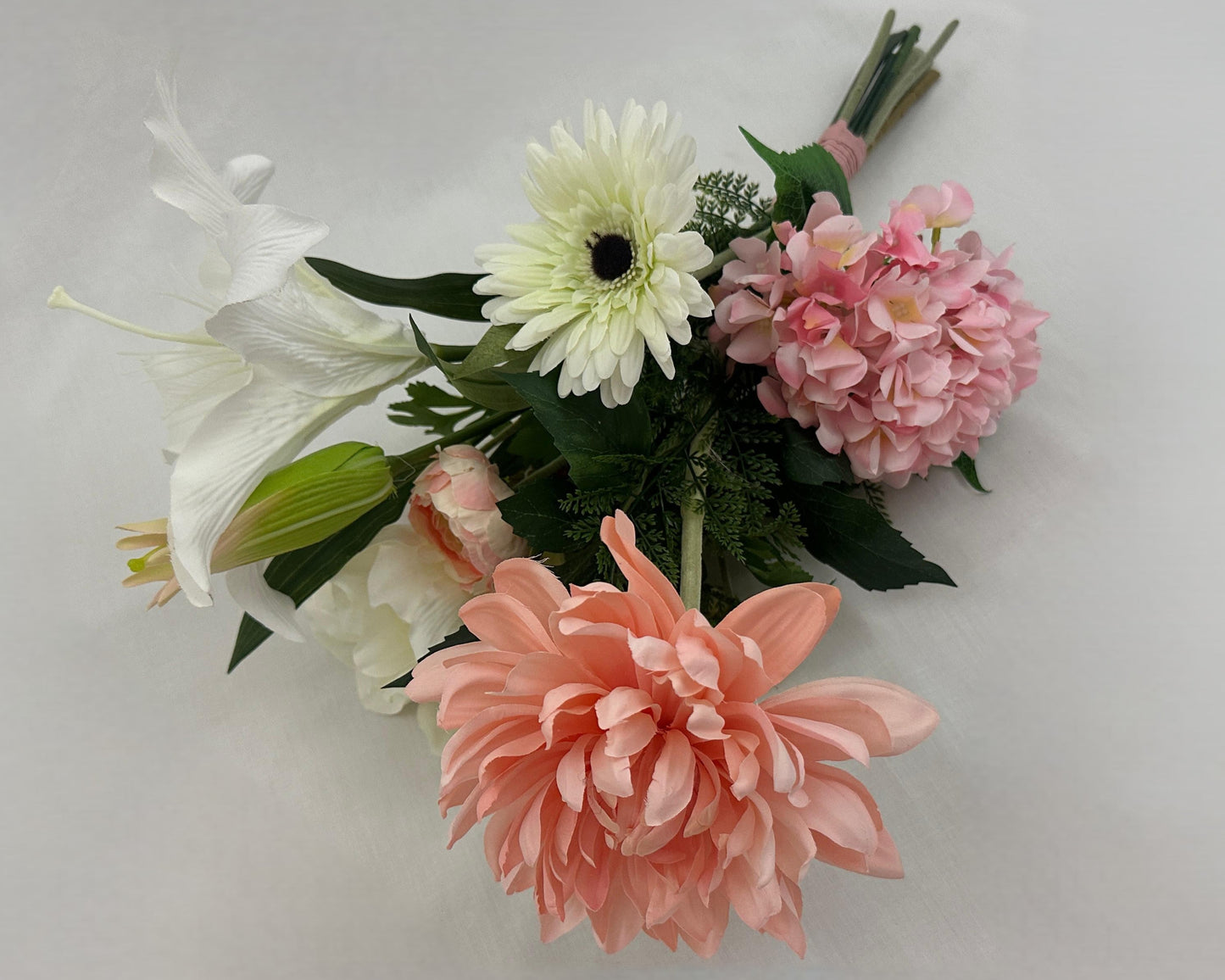 Pioenroos en hortensia in rouwboeket