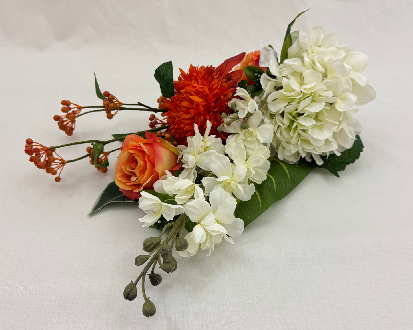 Liggend rouwboeket hortensia