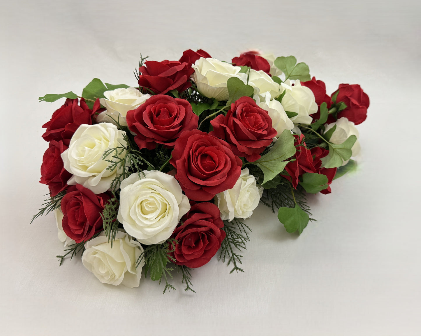 Rode en witte rozen rouwstuk