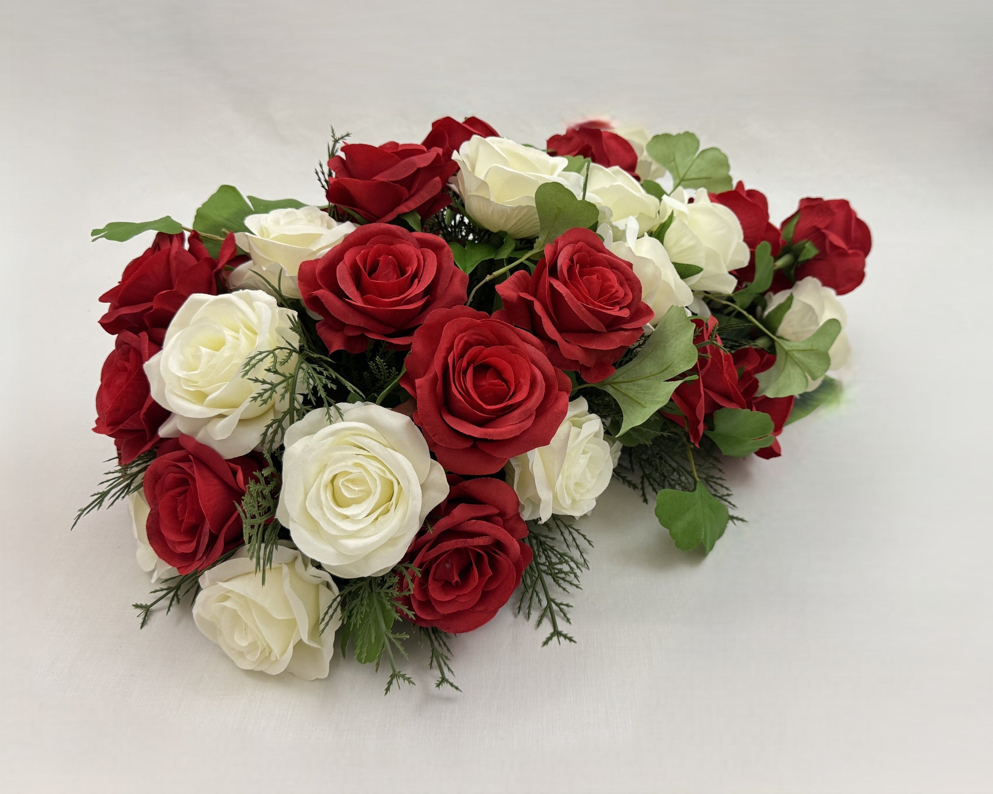 Rode en witte rozen rouwstuk