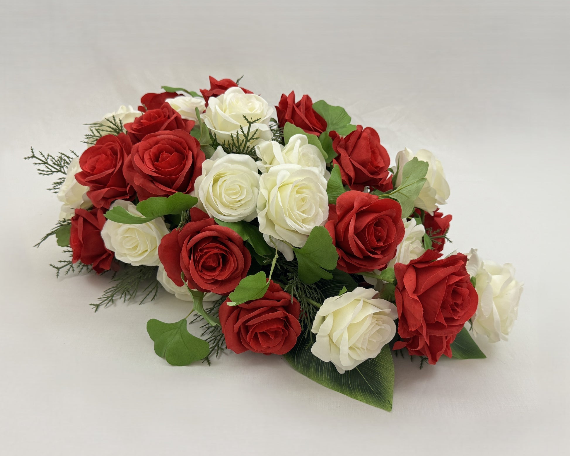 Rode en witte rozen rouwboeket