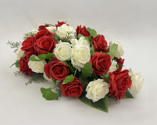 Rode en witte rozen rouwboeket