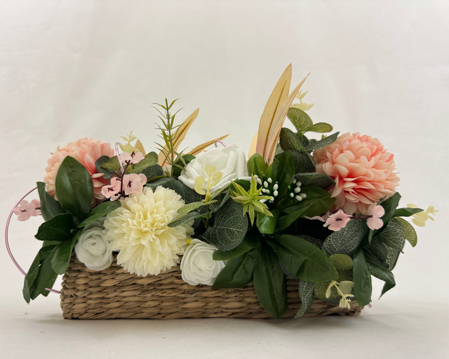 roze rouwbloemen in mand