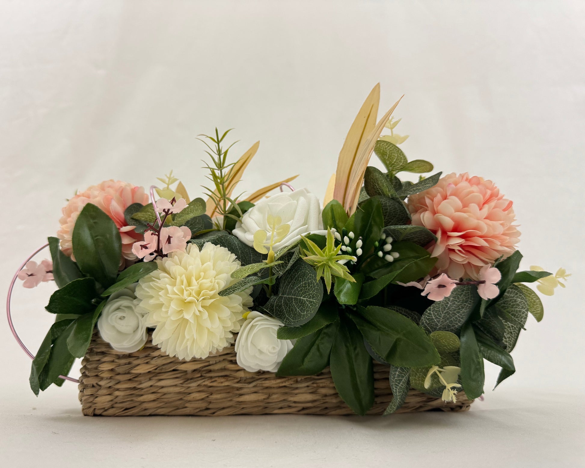 roze rouwbloemen in mand