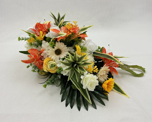 Druppelvormig rouwstuk met oranje en gele tinten