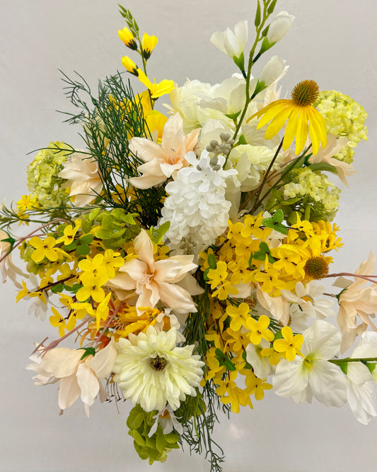 Rouwboeket met gele bloemen van boven gezien