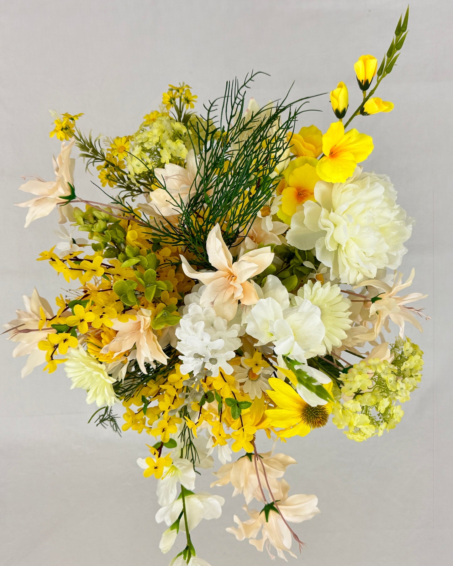 Rouwboeket met gele bloemen van boven gezien