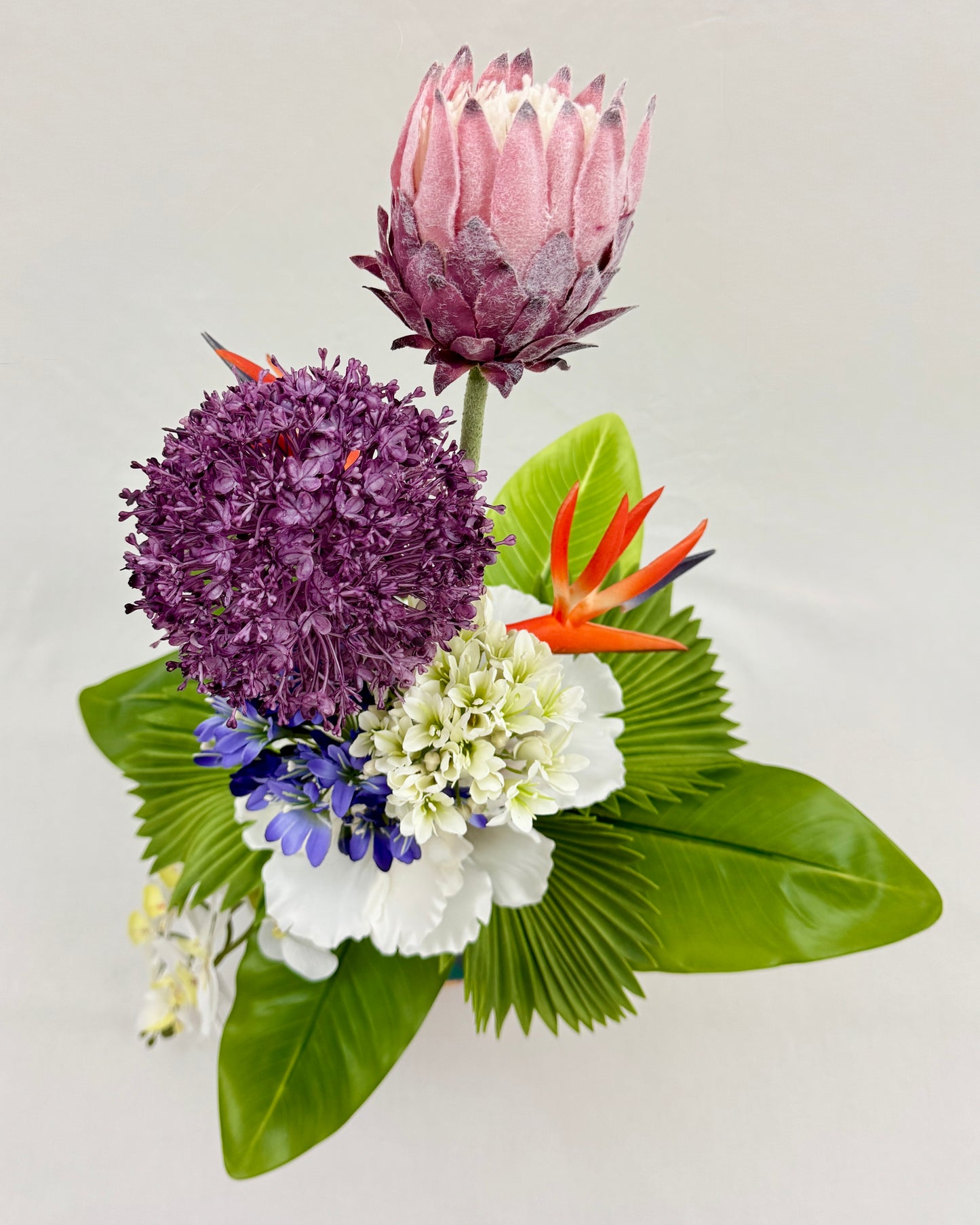 Rouwboeket modern van boven gezien met protea en allium