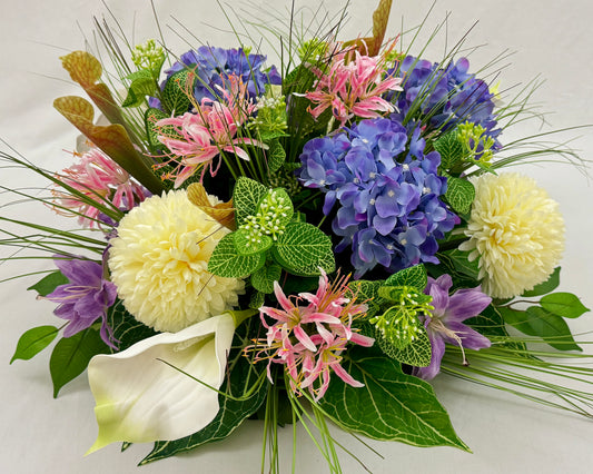 Rouwstuk met onder andere witte calla, paarse hortensia