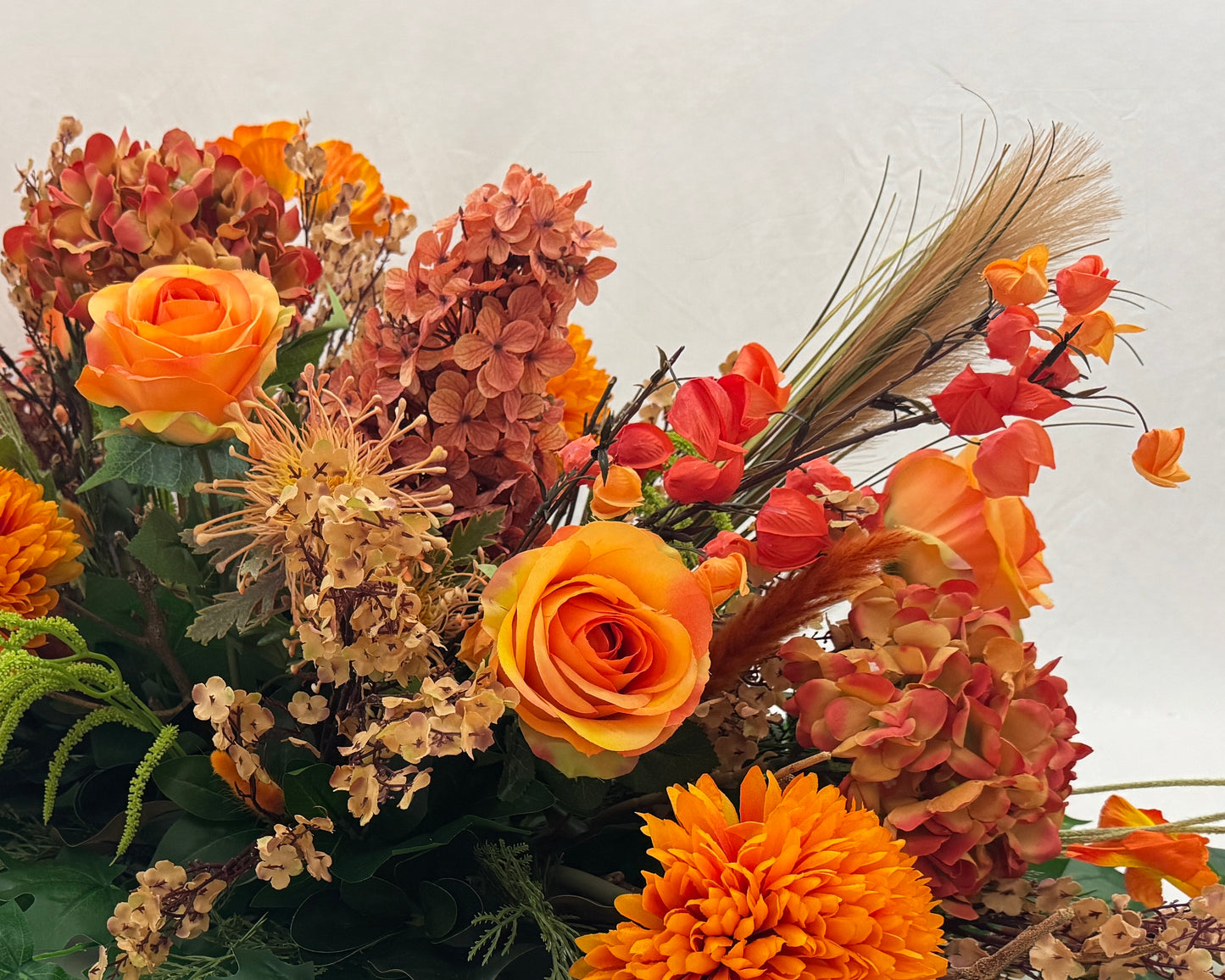 Oranje kiststuk van kunstbloemen close up