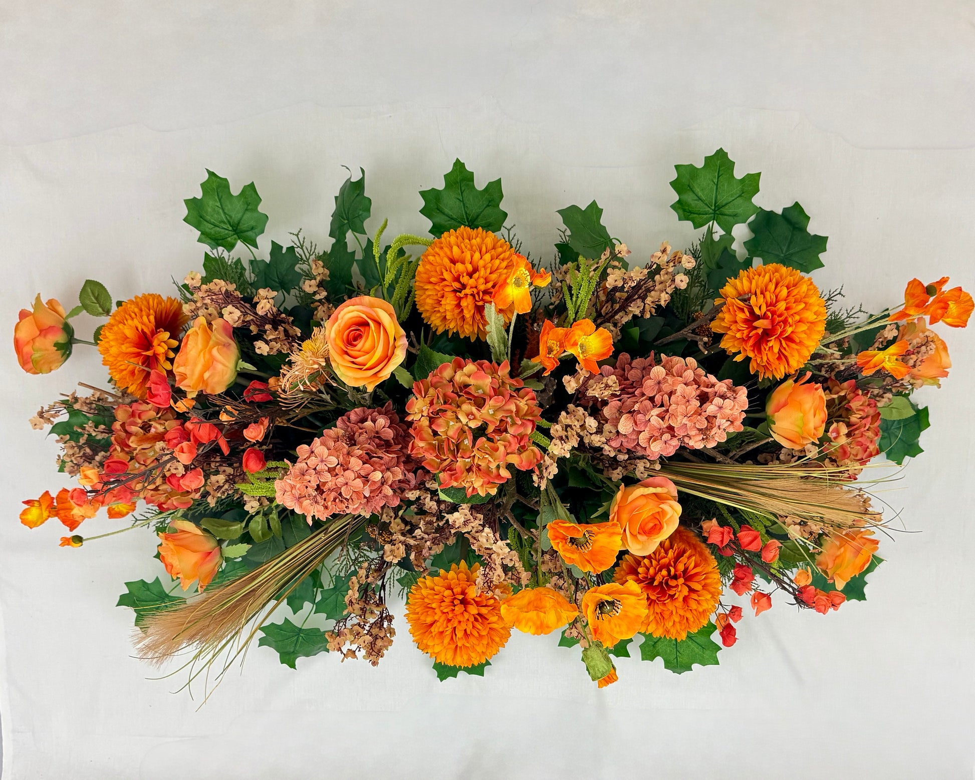 Oranje rouwstuk van boven gezien