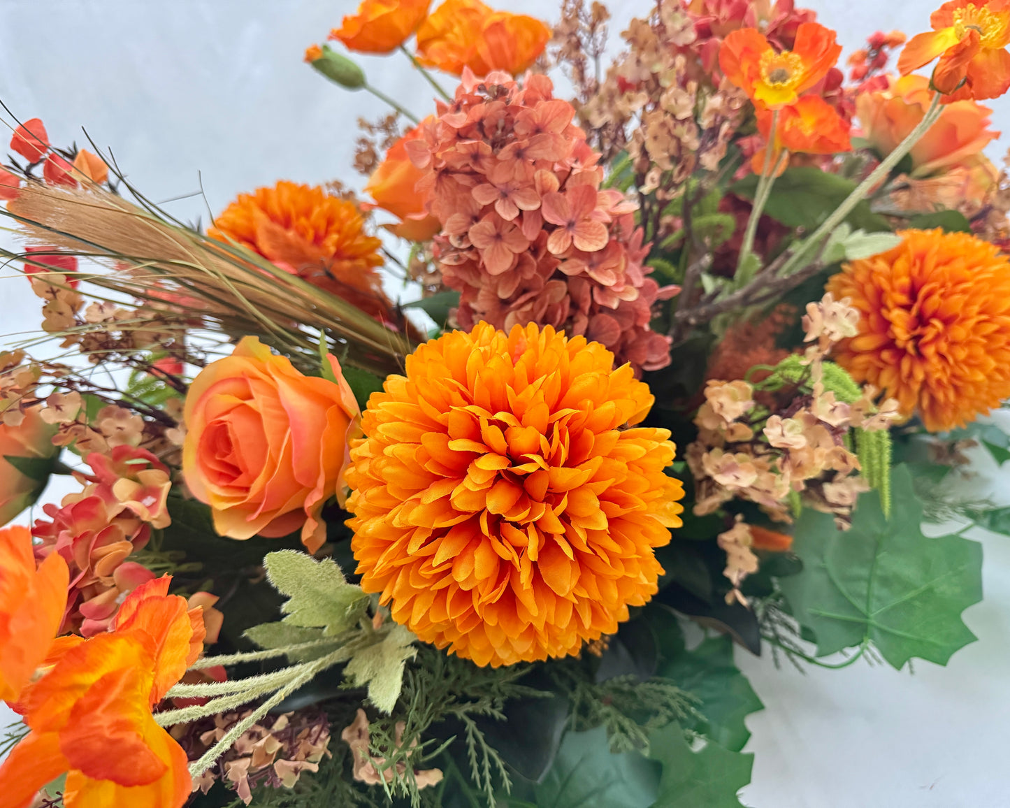 Close up van oranje rouwbloemen