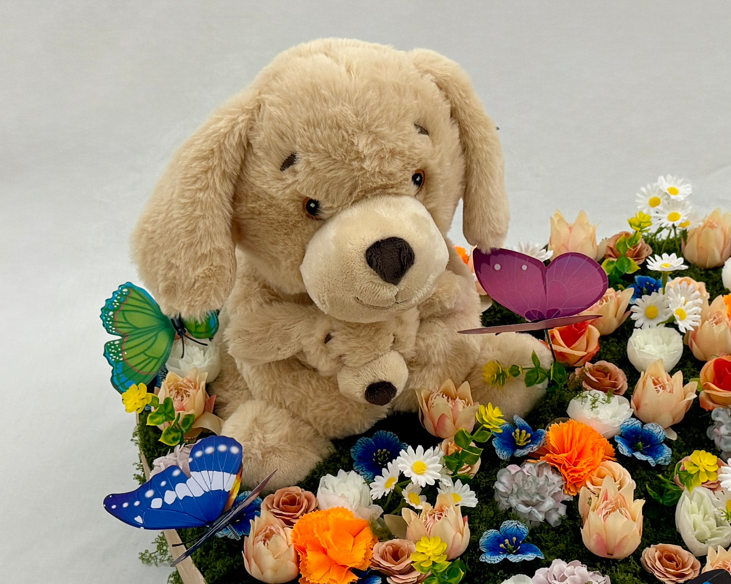 Rouwstuk voor kind met bloemen, vlinders en een teddybeer