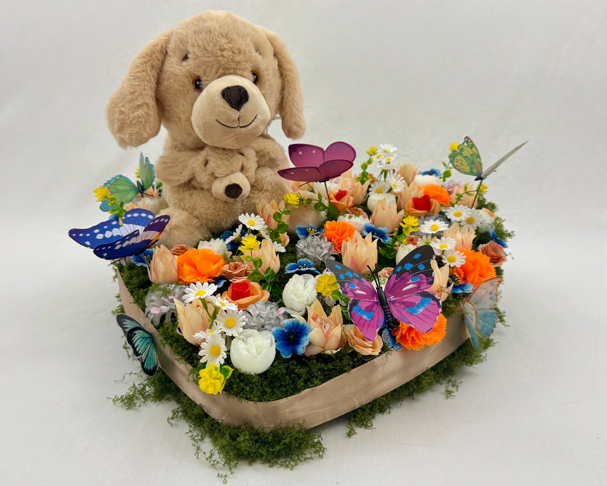 Rouwstuk voor kind met bloemen, vlinders en een teddybeer