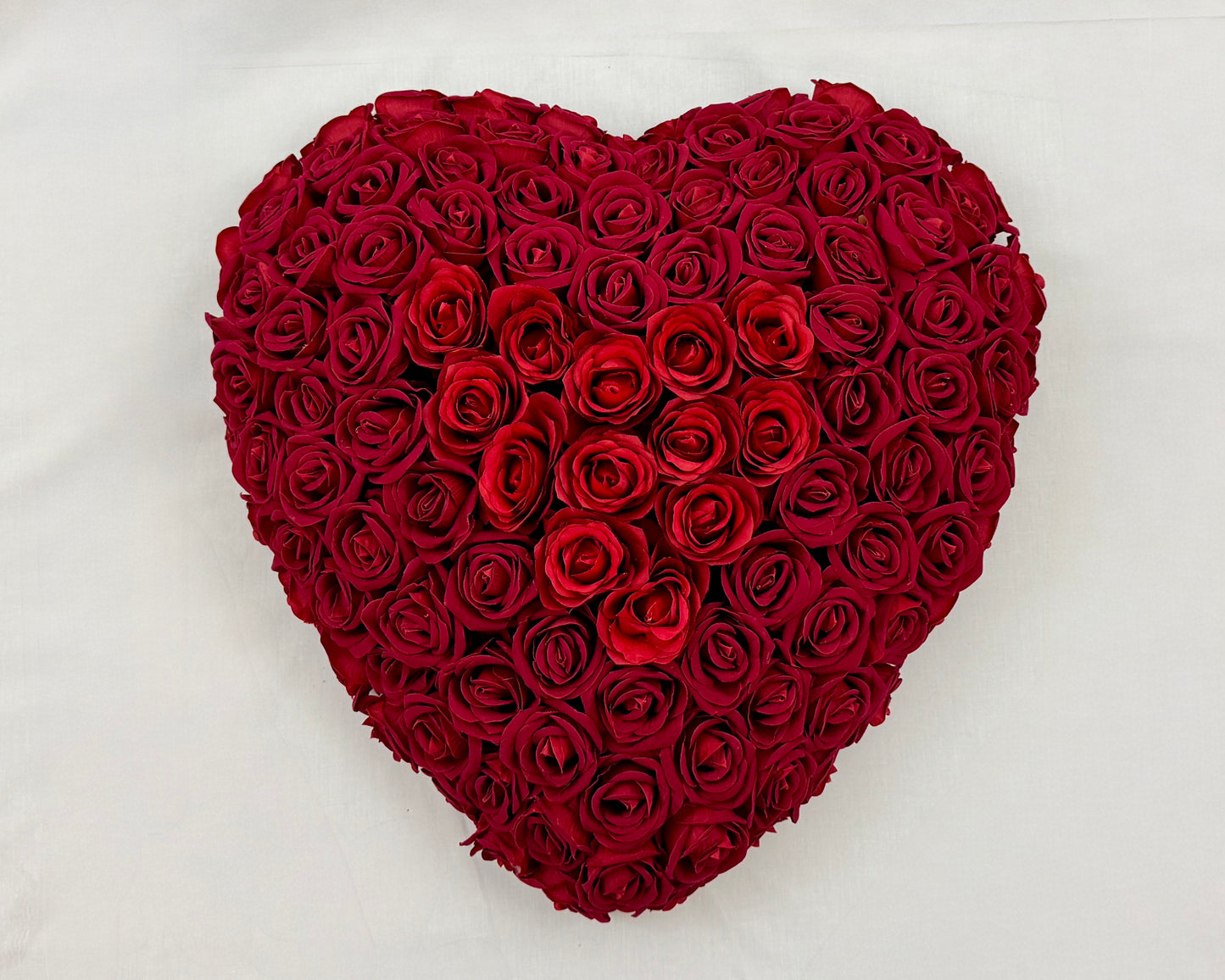 Rouwhart met rode rozen