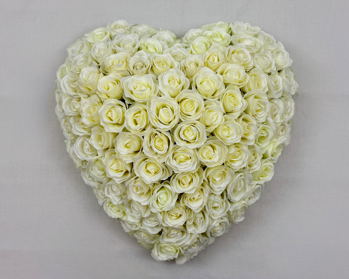 Rouwhart met witte rozen