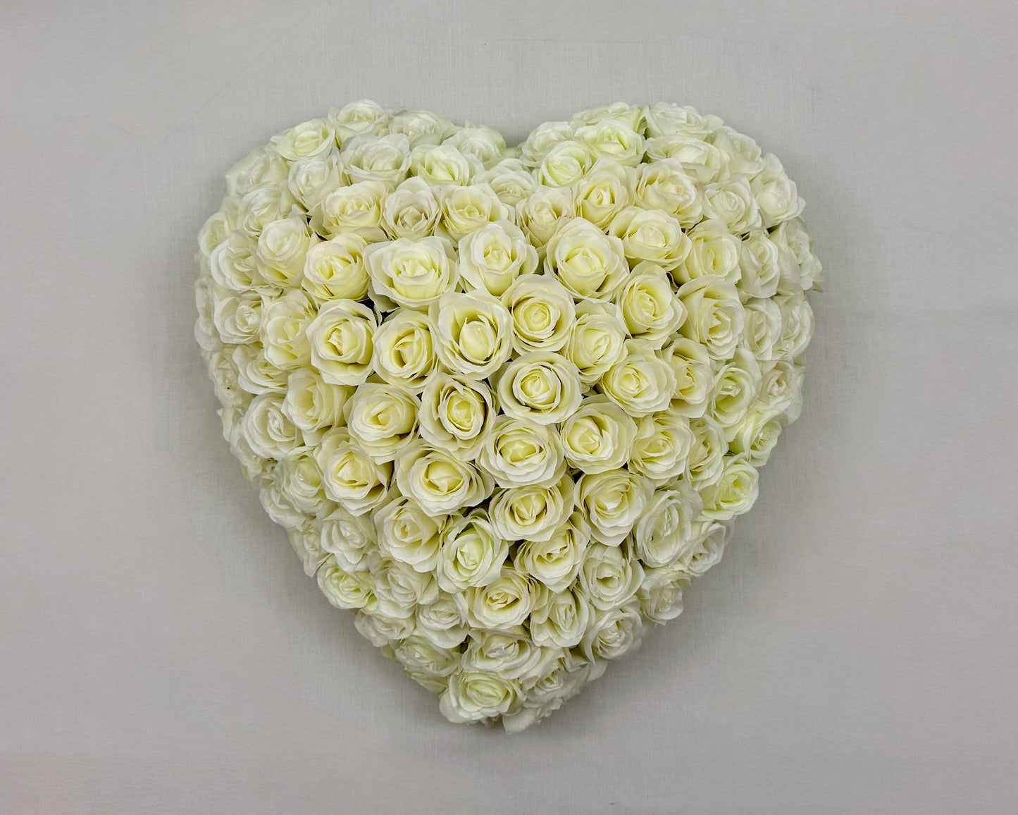Rouwhart met witte rozen