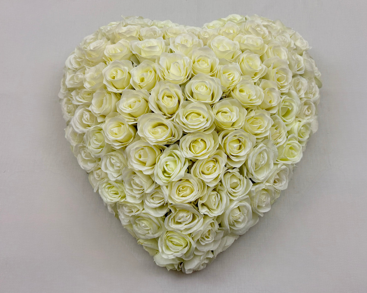 Rouwhart met witte rozen