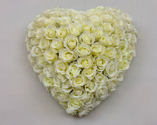 Rouwhart met witte rozen