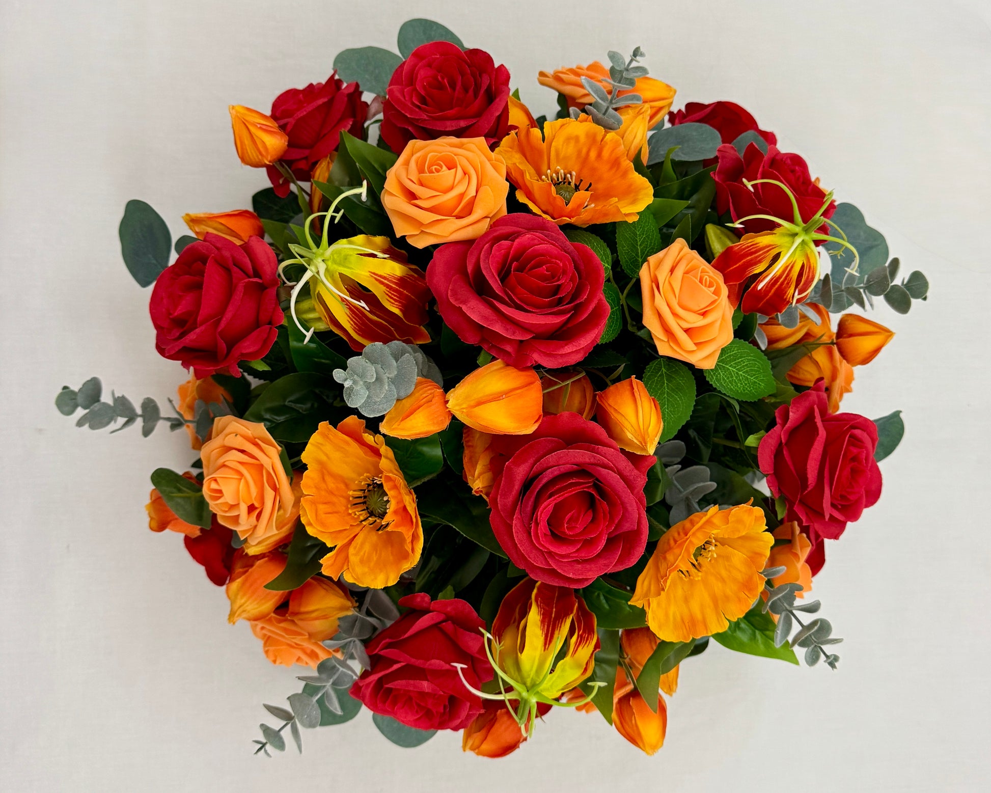 Biedermeier met oranje en rode bloemen vanaf boven bekeken